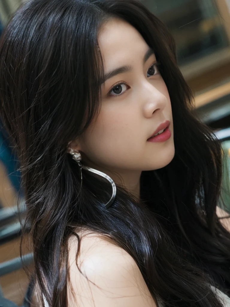 (On a table, Best quality at best, realistically, ultra - detailed, meticuloso, A high resolution, 8k wallpaper), Close-up portrait of a beautiful woman, Chariada, Smiling, light brown messy hair, Perfect dynamic composition, 美丽meticuloso的眼睛, Just like the cover of a fashion magazine, On campus