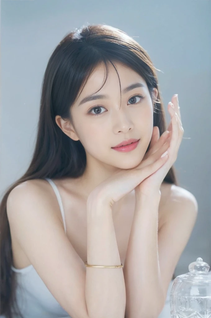 (On a table, Best quality at best, realistically, ultra - detailed, meticuloso, A high resolution, 8k wallpaper), Close-up portrait of a beautiful woman, Chariada, Smiling, light brown messy hair, Perfect dynamic composition, 美丽meticuloso的眼睛, Just like the cover of a fashion magazine, On campus