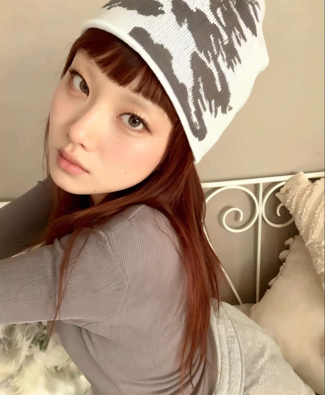 mulher arafada, com longos cabelos ruivos, wearing a hat and posing for a photo, Ulzzang, Chiho, Deayami Kojima, Chiho ashima, aoi ogata |, Sakimichan, Parque Ji-min, chan sakimi, Rosto bonito das s japonesas, meninana, inspirado em Ayami Kojima, Ayami Kojima Amano