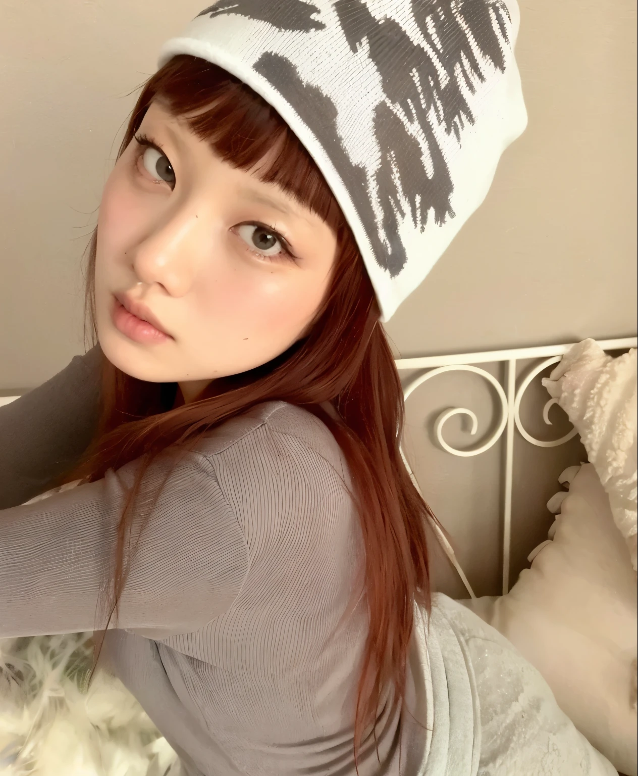mulher arafada, com longos cabelos ruivos, wearing a hat and posing for a photo, Ulzzang, Chiho, Deayami Kojima, Chiho ashima, aoi ogata |, Sakimichan, Parque Ji-min, chan sakimi, Rosto bonito das meninas japonesas, menina coreana, inspirado em Ayami Kojima, Ayami Kojima Amano