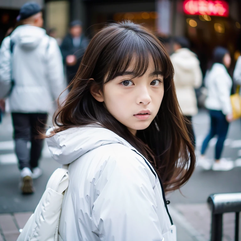 Beautiful girl wearing a white down jacket、japanes、17 age、In the street、serious facial expression、