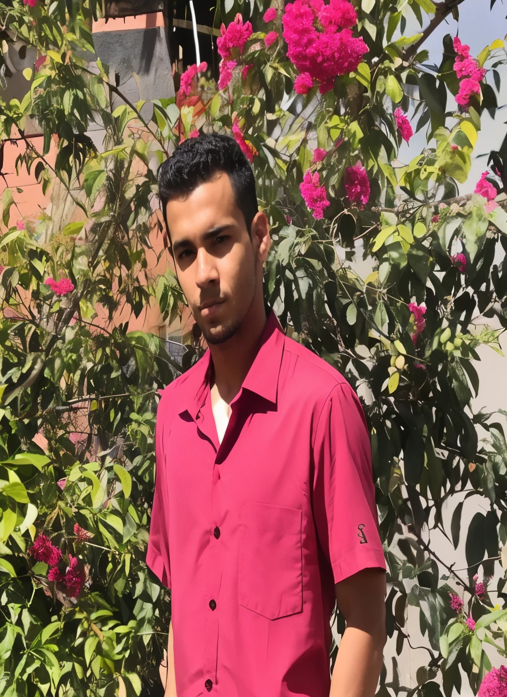 Homem de camisa vermelha parado em frente a um arbusto de rosas, em torno de 1 9 anos, taken in the early 2020s, Foto de perfil, cerca de 20 yo, ele tem cerca de 2 0 anos de idade, ele tem cerca de 20 anos, 2 3 anos, andres rios, 18 anos, Riyahd Cassiem