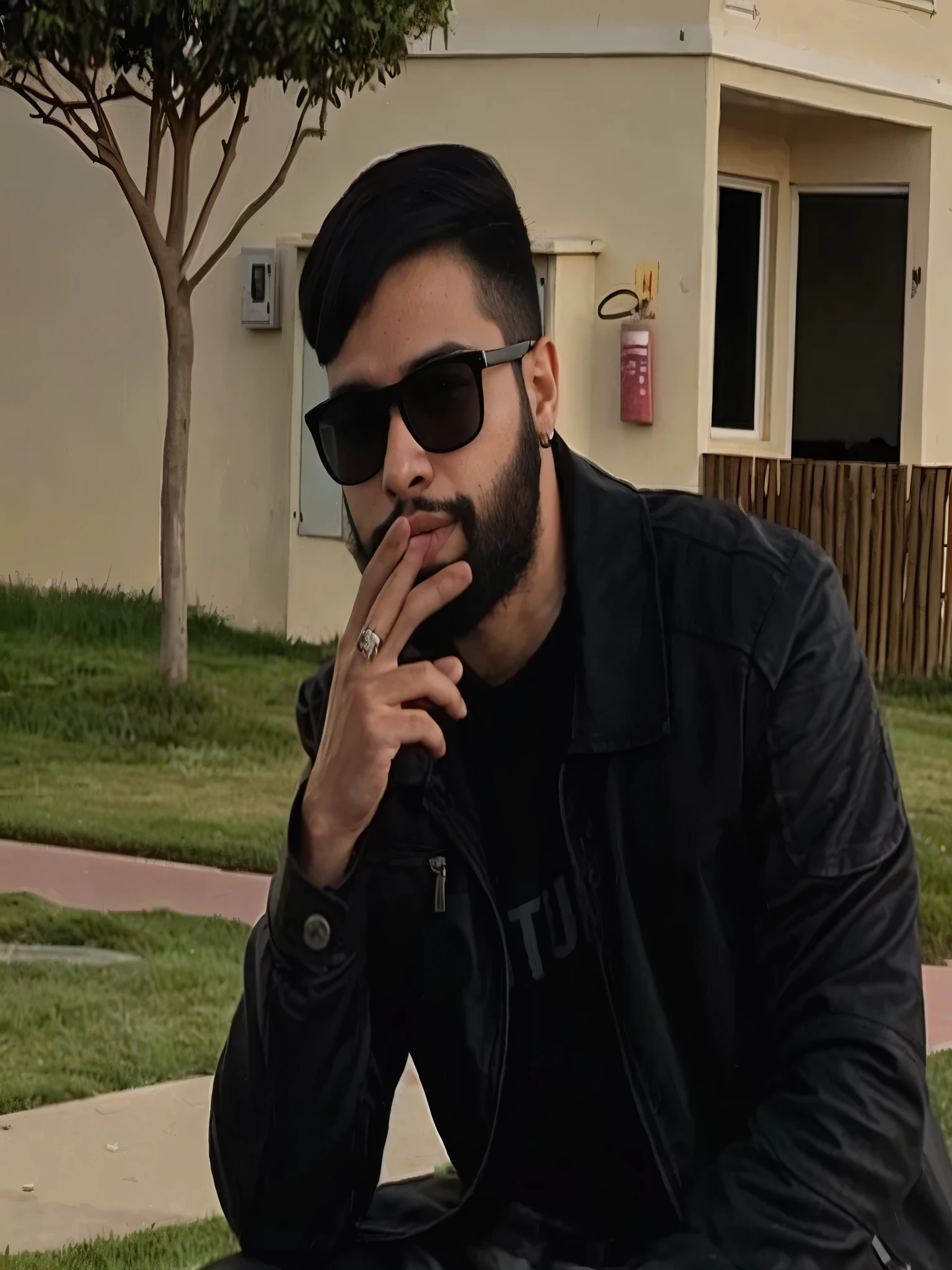 araffe man with sunglasses sitting on a bench smoking a cigarette and blowing smoke, Riyahd Cassiem, imagem de qualidade muito alta, Khyzyl Saleem, Sayem Reza, Aykut Aydogdu, fumar fora, Kyza Saleem, com barba e camisa preta, an afghan male type, retrato de alta qualidade, Ahmad Merheb, Pense Pose, Tiger tattoo on neck, a noite, Clima sombrio, poucas luzes