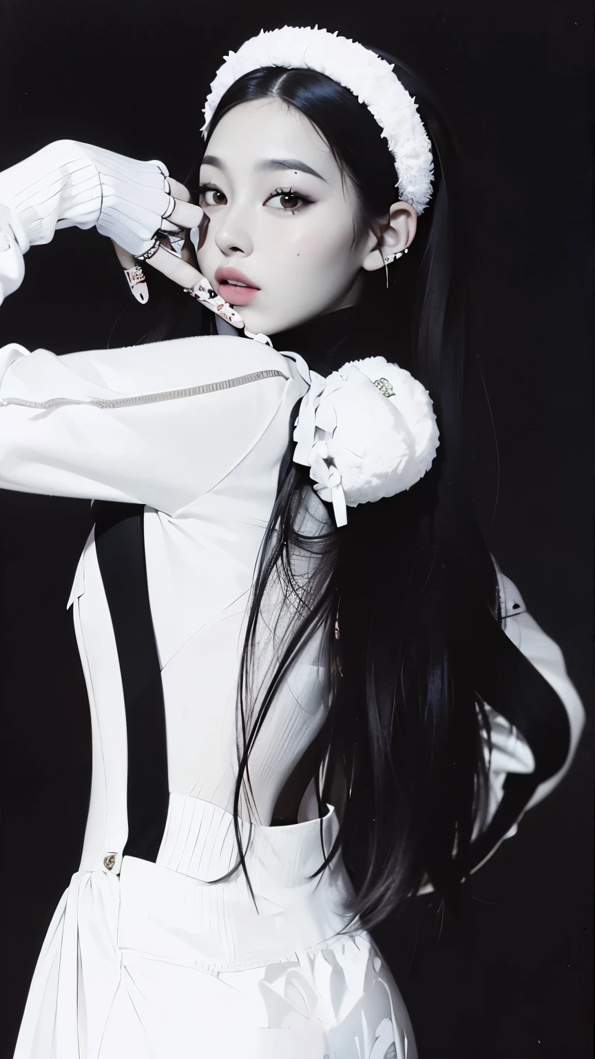Imagen arafed de una mujer con un vestido blanco y un sombrero blanco., Ariana Grande photography, Blackpink Jennie, Jisoo de Blackpink, Cl, Jisoo de Blackpink, Krystal, Bae Suzy, in blanco y negro, Jossi de Blackpink, Retrato Jisoo Blackpink, blanco y negro, Parque Ji-min, Ariana Grande, Jingna Zhang