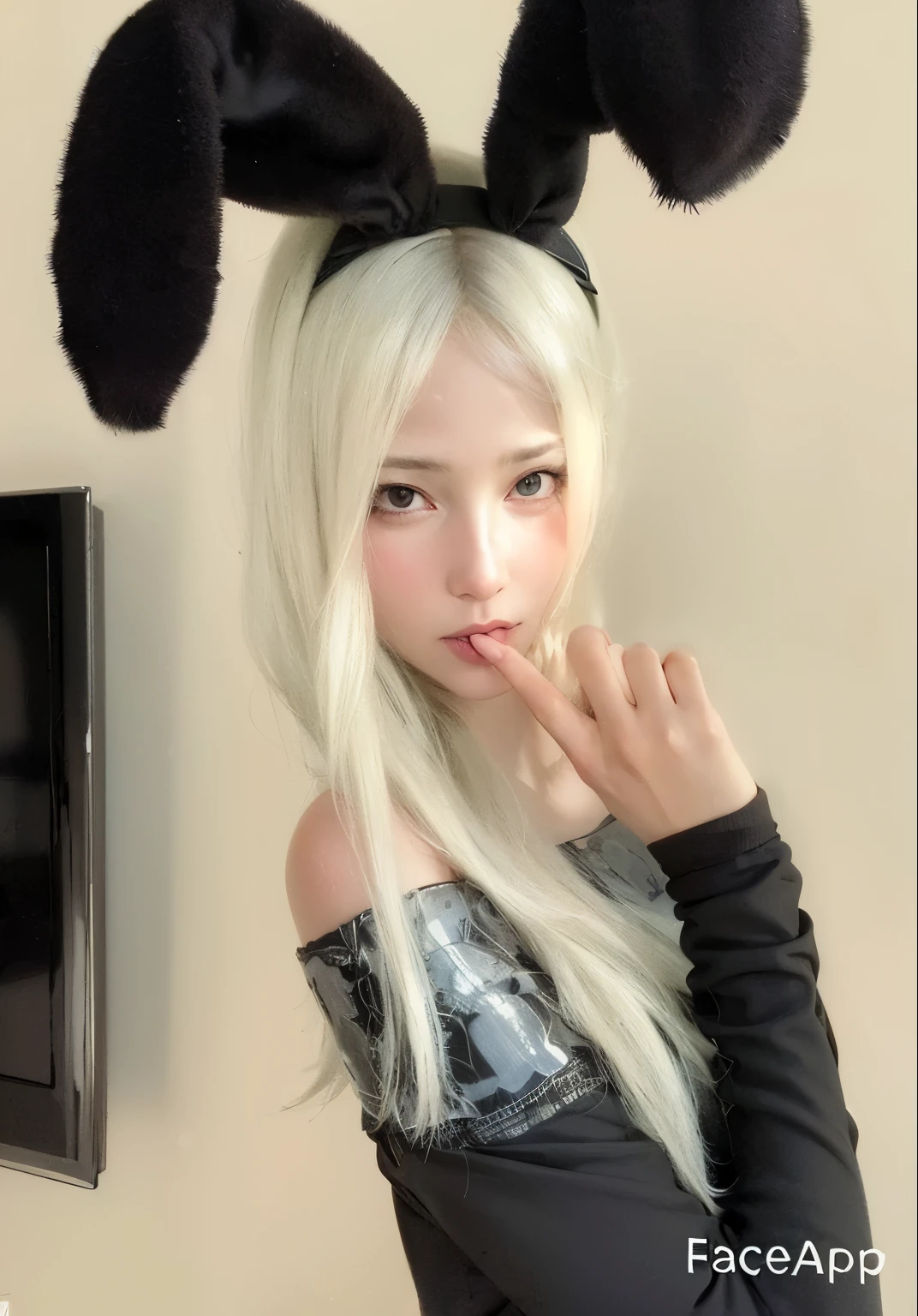 blond girl com orelhas de coelho and a black top posing for a picture, com orelhas de coelho, com cabelos longos brancos, ultrarrealista doce coelhinho menina, with long floppy rabbit ears, com longos cabelos brancos, menina perfeita de cabelos brancos, com orelhas de coelho grandes, orelhas longas de coelho, cabelos lisos longos e brancos, her hair is white, branco hime corte penteado, com orelhas de coelho