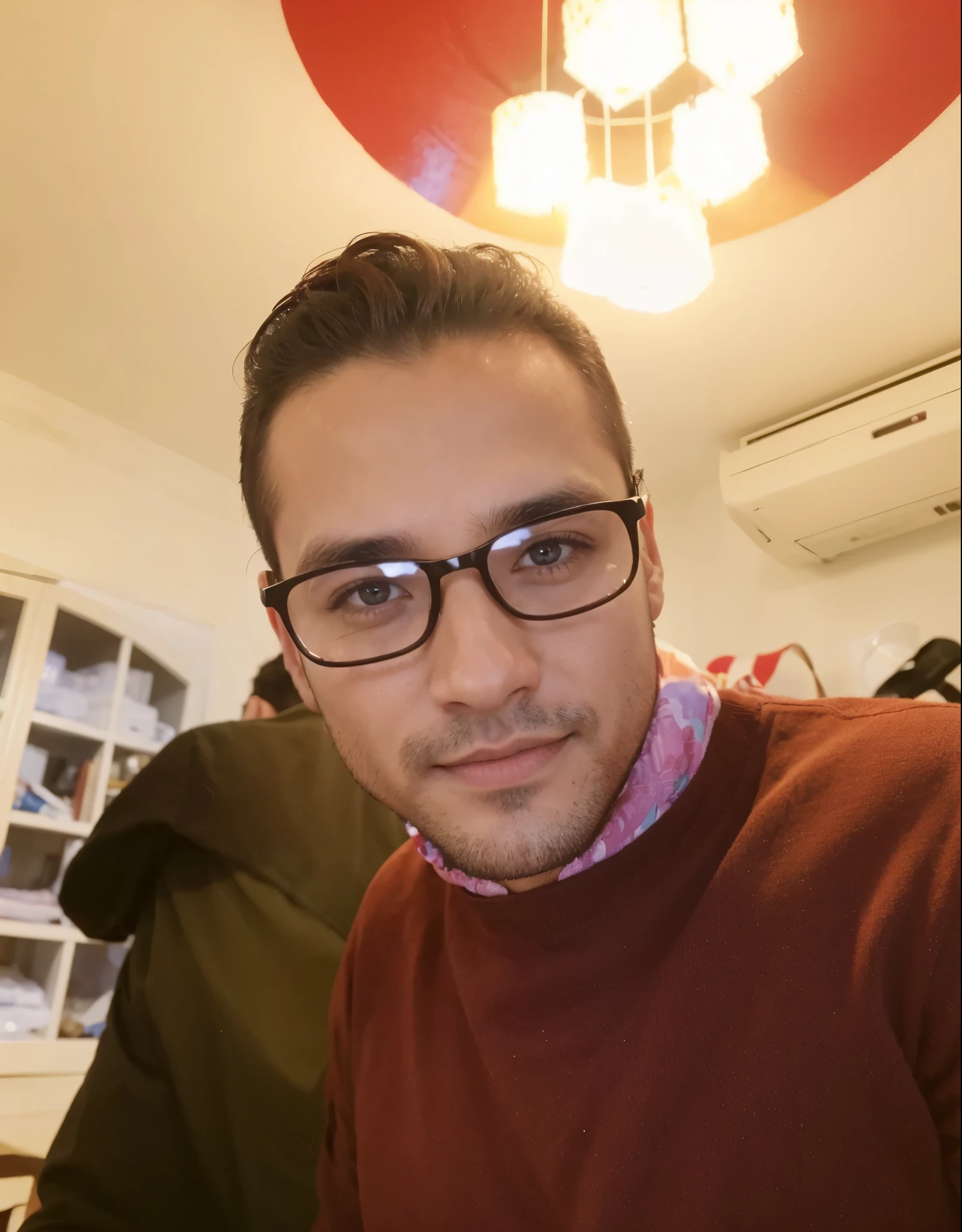 Hombre moreno. 30 yrs old. Ojos marrones. Guapo.