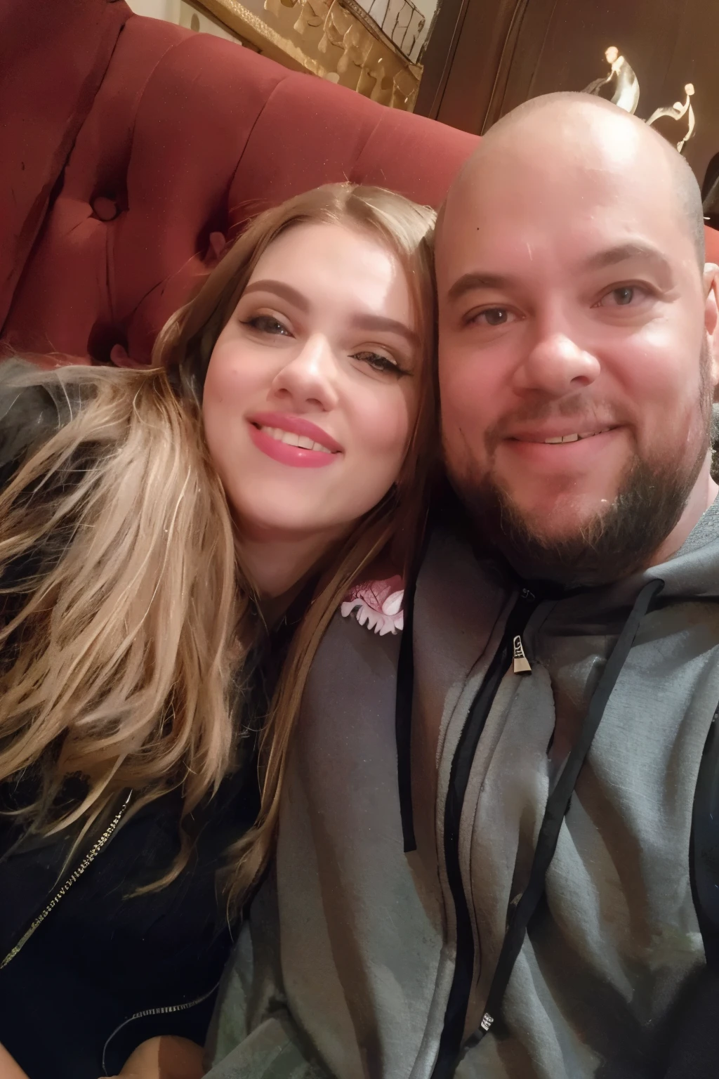 Um casal sorridente comemorando o pedido de namoro