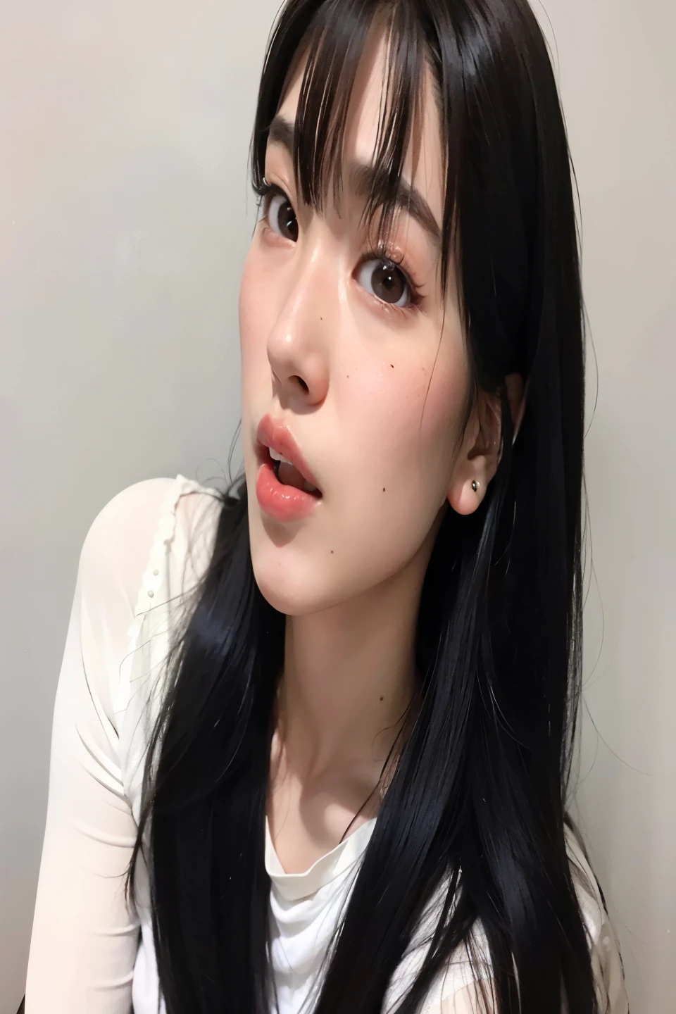 um close up de uma mulher com longos cabelos pretos e uma camisa branca, maquiagem sul-coreana popular, maquiagem coreana popular, Ulzzang, wan adorable korean face, menina coreana, korean face features, young adorable korean face, beautiful aesthetic face, com rosto redondo, Mulher sul-coreana bonita, Jinyoung Canela, korean symmetrical face, foto de perfil headshot