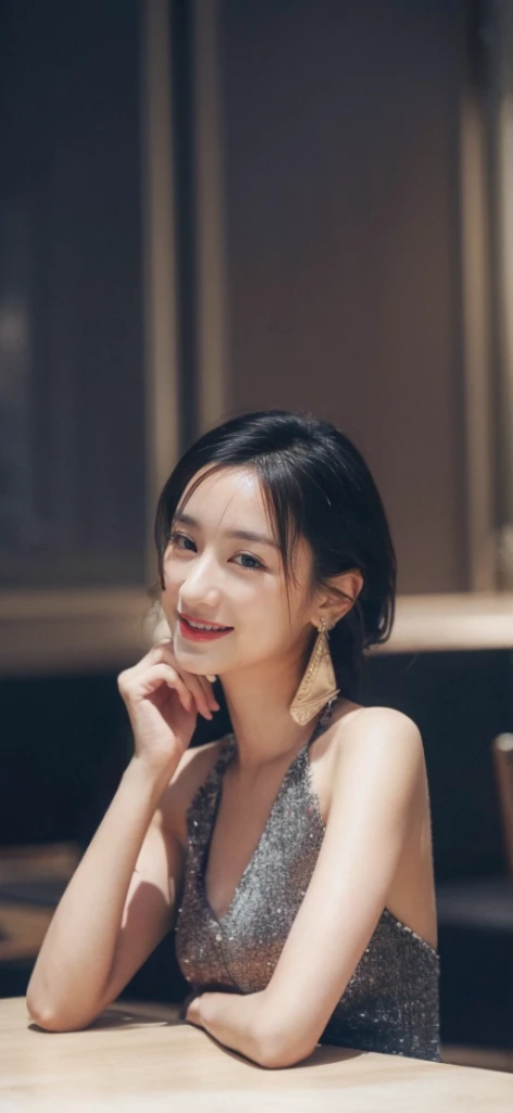 (On a table, Best quality, realistically, ultra - detailed, meticuloso, A high resolution, 8k wallpaper), Close-up portrait of a beautiful woman, Chariada, Smiling, light brown messy hair, Perfect dynamic composition, 美丽meticuloso的眼睛, Just like the cover of a fashion magazine, On campus
