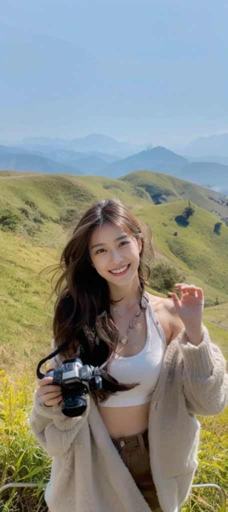 (On a table, Best quality, realistically, ultra - detailed, meticuloso, A high resolution, 8k wallpaper), Close-up portrait of a beautiful woman, Chariada, Smiling, light brown messy hair, Perfect dynamic composition, 美丽meticuloso的眼睛, Just like the cover of a fashion magazine, On campus
