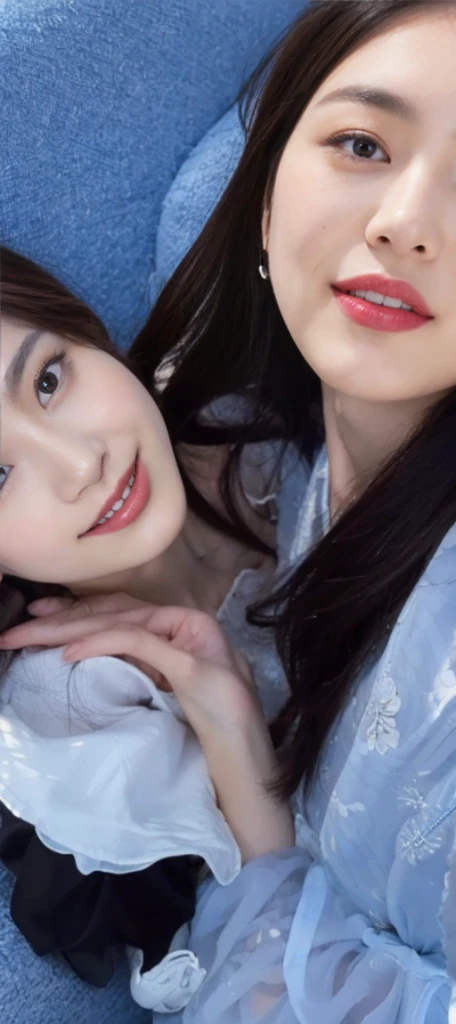 (On a table, Best quality, realistically, ultra - detailed, meticuloso, A high resolution, 8k wallpaper), Close-up portrait of a beautiful woman, Chariada, Smiling, light brown messy hair, Perfect dynamic composition, 美丽meticuloso的眼睛, Just like the cover of a fashion magazine, On campuigger,Ultimate detail