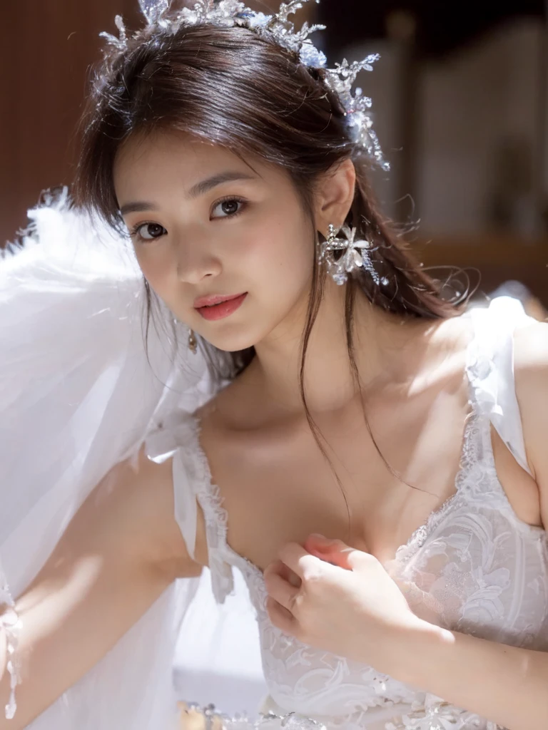 (On a table, Best quality, realistically, ultra - detailed, meticuloso, A high resolution, 8k wallpaper), Close-up portrait of a beautiful woman, Chariada, Smiling, light brown messy hair, Perfect dynamic composition, 美丽meticuloso的眼睛, Just like the cover of a fashion magazine, On campus