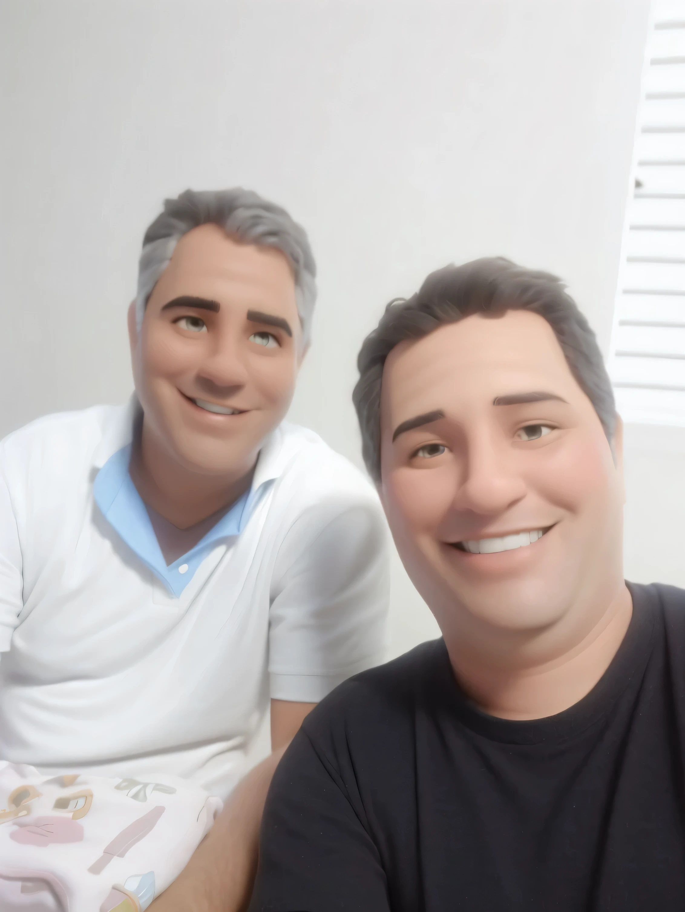 dois homens sorrindo, 1 homem camiseta preta de 35 anos e 1 homem de camiseta branca de 40 anos