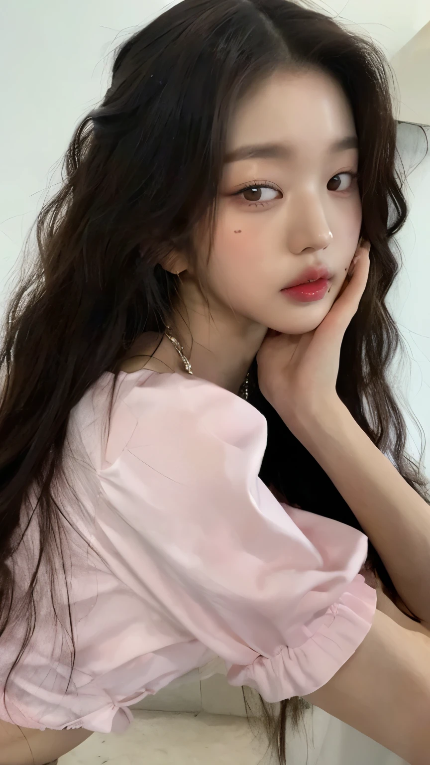 Un primer plano de una mujer con el pelo largo que lleva una camisa rosa, Blackpink Jennie, Jinyoung Shin, Jaeyeon Nam, portrait of Jossi de Blackpink, Parque Roseanne de Blackpink, Jossi de Blackpink, Taejune Kim, Lalisa Manobal, Bae Suzy, Peinado blanco de corte hime, Heonhwa Choe, foto de perfil, ulzzang, Imagen filtrada