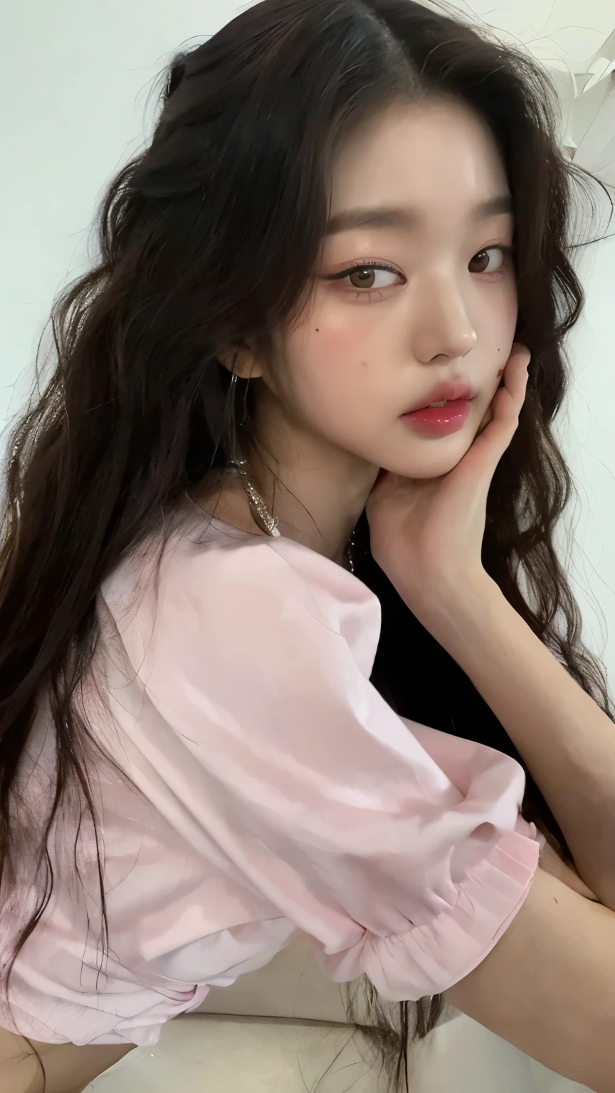 Un primer plano de una mujer con el pelo largo que lleva una camisa rosa, Blackpink Jennie, Jinyoung Shin, Jaeyeon Nam, portrait of Jossi de Blackpink, Parque Roseanne de Blackpink, Jossi de Blackpink, Taejune Kim, Lalisa Manobal, Bae Suzy, Peinado blanco de corte hime, Heonhwa Choe, foto de perfil, ulzzang, Imagen filtrada