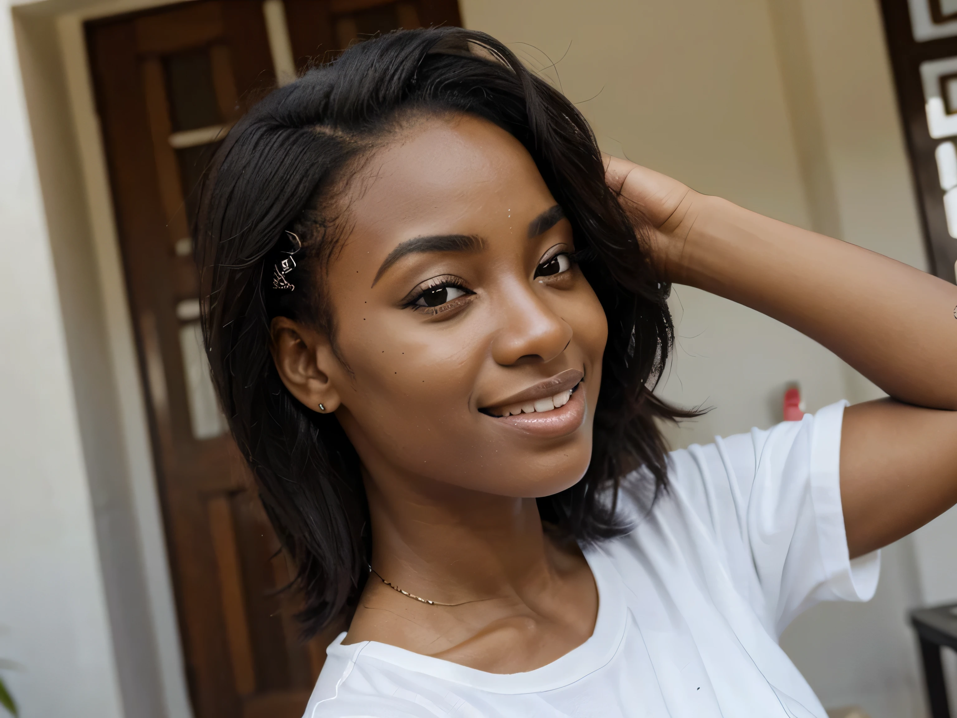Mulher africana, 25 anos, Profile position, Alegre, fundo branco, cabelos negros cacheados