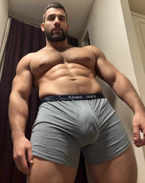 Handsome 35 year old man, in tight boxers, con un bulto grande en la entrepierna, se tiene que ver la cara