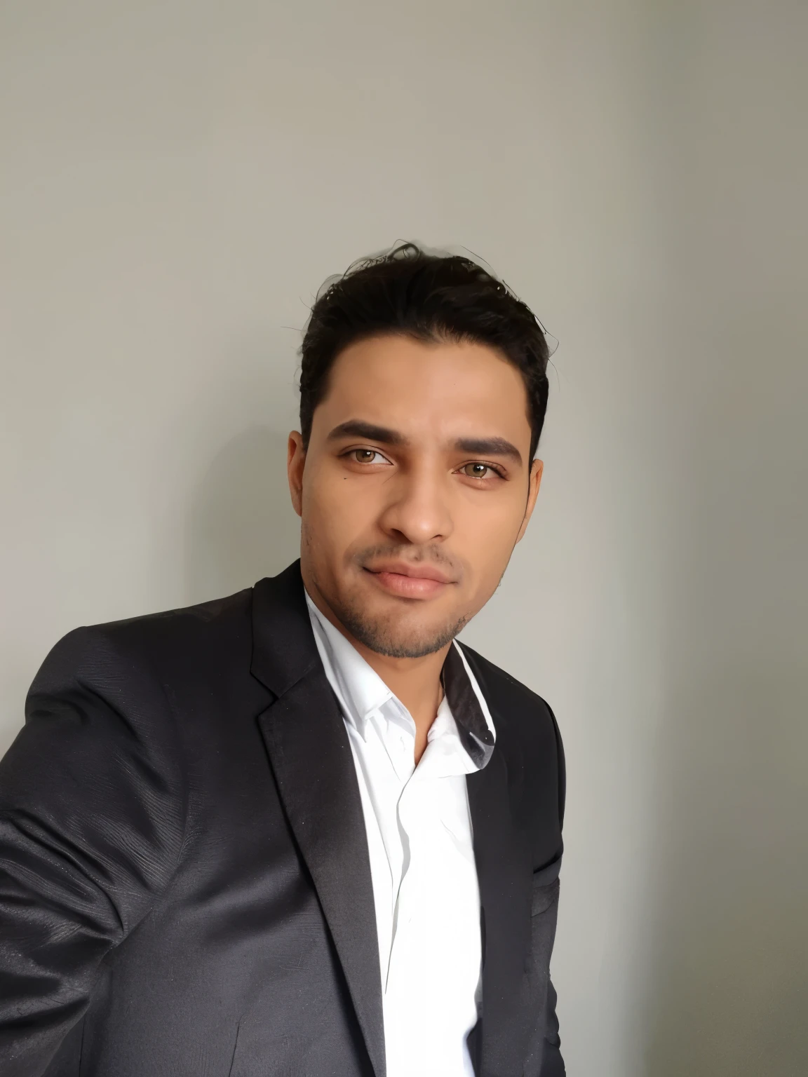 roupa preta e olhos nelhos