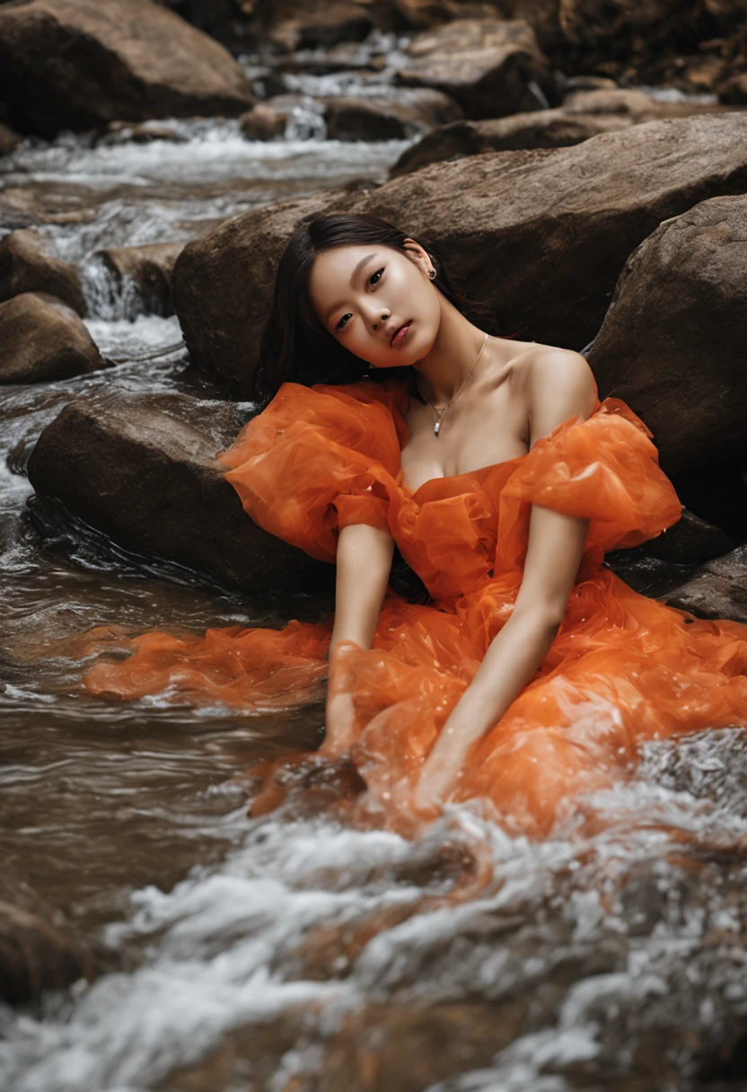 Blackpink's Jennie wears an orange dress. Lying in the stream The body is soaked.