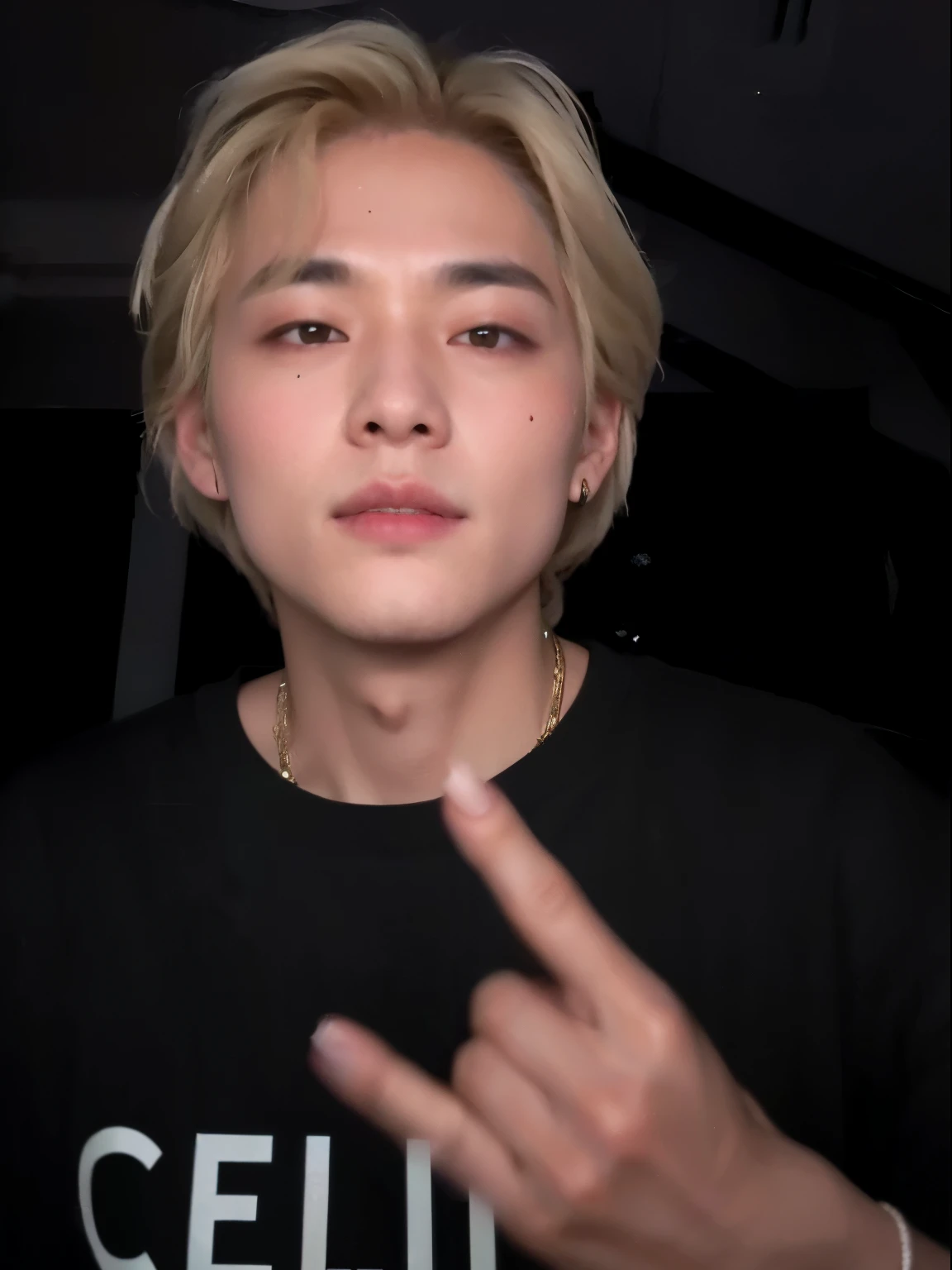a close up of a person showing a peace sign with their hands, Taehyung, Gucci, Kim taehyung, do Grupi BTS, Taehyung chorando, inspirado em V Taehyung, ele tem um brilho vindo dele, lovely korean face, 30 anos homem, thick and swollen lips, qualidade 4K