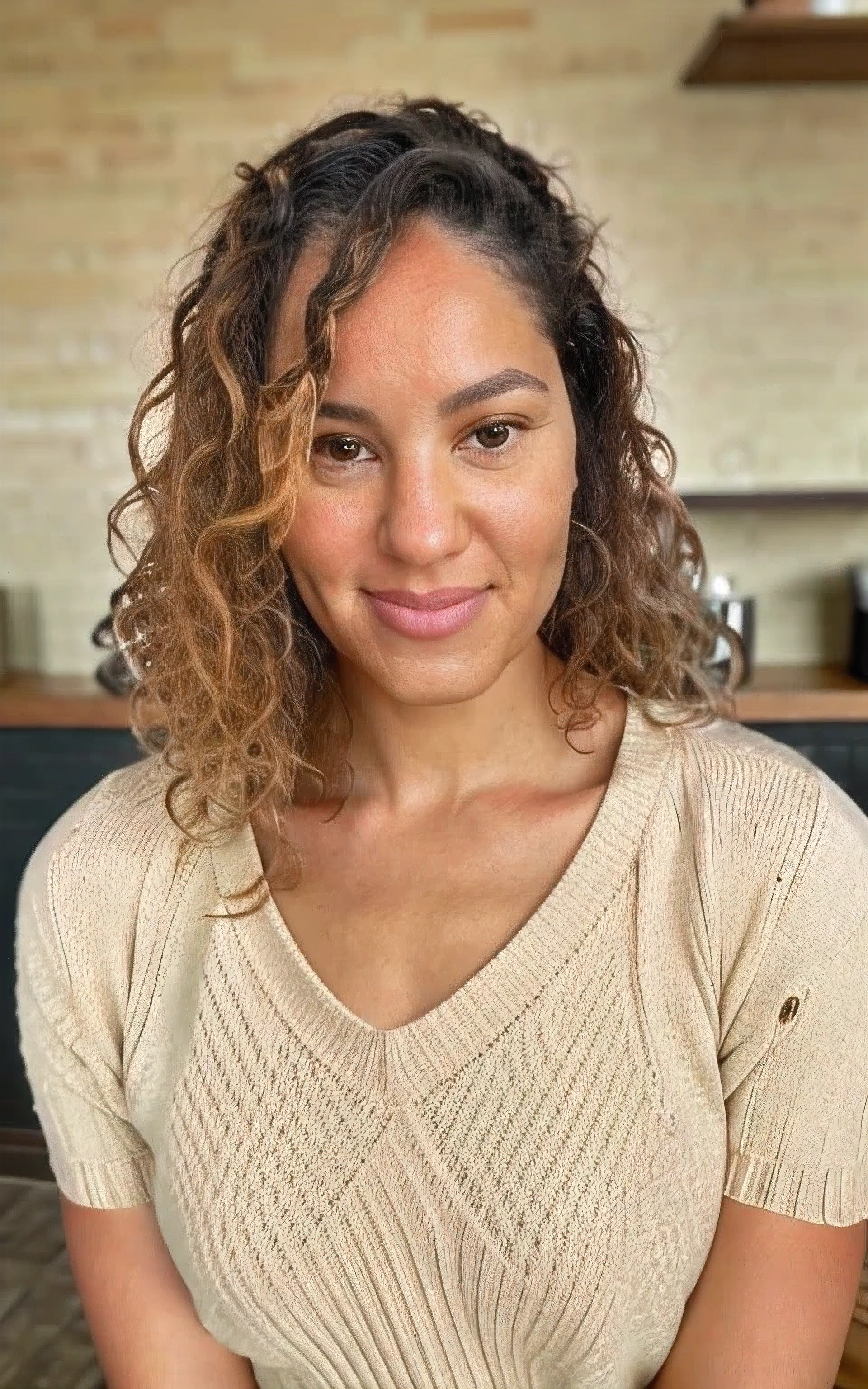 Beautiful woman in beige sweater (Cup of coffee in a modern cafe at sunset), Very detailed, 21 anos, Rosto inocente, cabelos cacheados naturais, olhos cianos, high resolution, master part, best quality, detalhes intrincados, Altamente detalhado, foco nítido, pele detalhada, realistic skin textura, textura, Um olhar detalhado, profissional, 4k, adorable smile, Shooting in canon, 85 millimeters, profundidade de campo rasa, kodak vision color, um corpo em perfeita forma, extremamente detalhado, uma foto de umr_\(Ultra\), fotorrealista, realisitic, Post-processing, maximum details, rugosidade, vida real, Ultra realist, Foto realism, uma foto de um, 8k UHD, uma foto de um