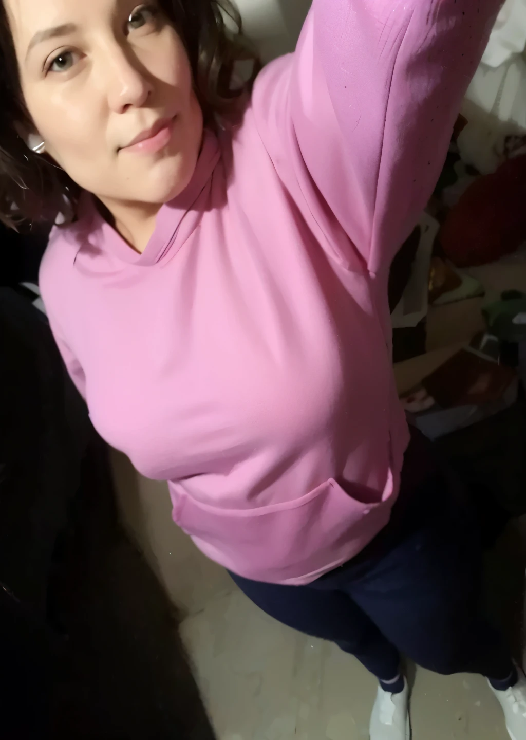 There's a woman taking a selfie with her cell phone, con una sudadera con capucha rosa, con una sudadera con capucha rosa pastel, con sudadera, Ropa rosa, wearing a purple tracksuit, selfie de una mujer joven, Foto de medio cuerpo, Tiro de medio cuerpo, Usar sudadera con capucha, Foto de baja calidad, un poco de rosa, Tiro de cuerpo medio