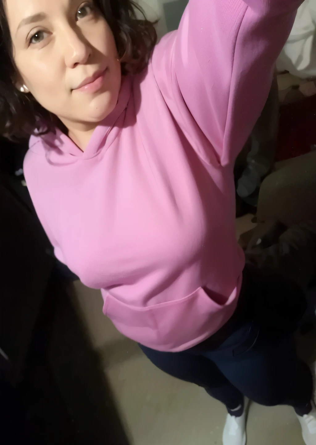 There's a woman taking a selfie with her cell phone, con una sudadera con capucha rosa, con una sudadera con capucha rosa pastel, con sudadera, Ropa rosa, wearing a purple tracksuit, selfie de una mujer joven, Foto de medio cuerpo, Tiro de medio cuerpo, Usar sudadera con capucha, Foto de baja calidad, un poco de rosa, Tiro de cuerpo medio