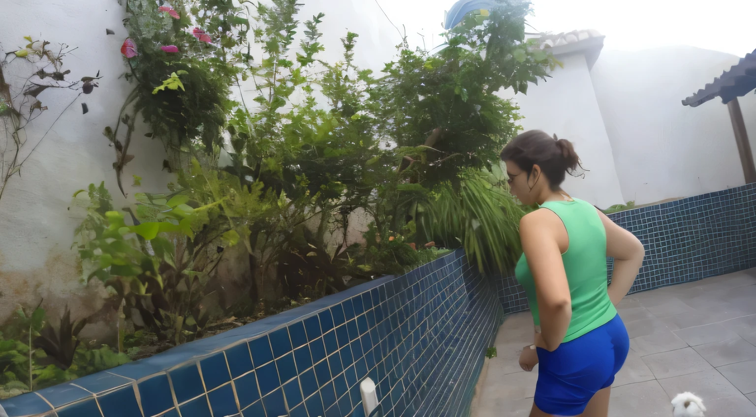 there is a woman in a green shirt and blue shorts walking a dog, with Lots of vegetation, Outside, com um jardim, arrancando ervas daninhas freneticamente, ancient garden behind her, Caminhando no jardim, with fruit trees, Lots of vegetation, Costas - Pneu, no jardim, in the background is lush jungle, Tiro lateral, The city is full of green plants