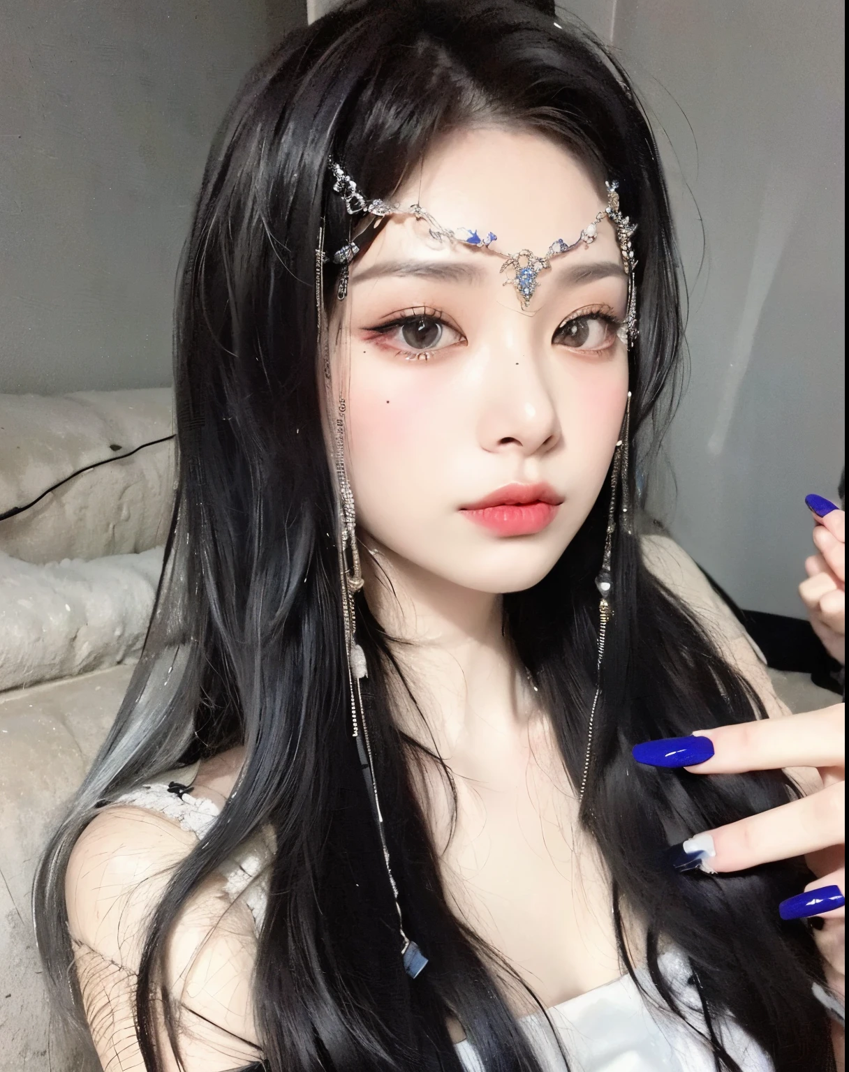 un primer plano de una mujer con cabello largo y negro que lleva un tocado, cruel korean goth girl, Jewelry on the forehead, ulzzang, con cabello largo y ojos penetrantes, pale goth beauty, maquillaje popular de Corea del Sur, Hermosa joven coreana, ultra realistic fantasy tiara, penetrantes ojos brillantes, Adorno joyado sobre la frente, goth girl aesthetic