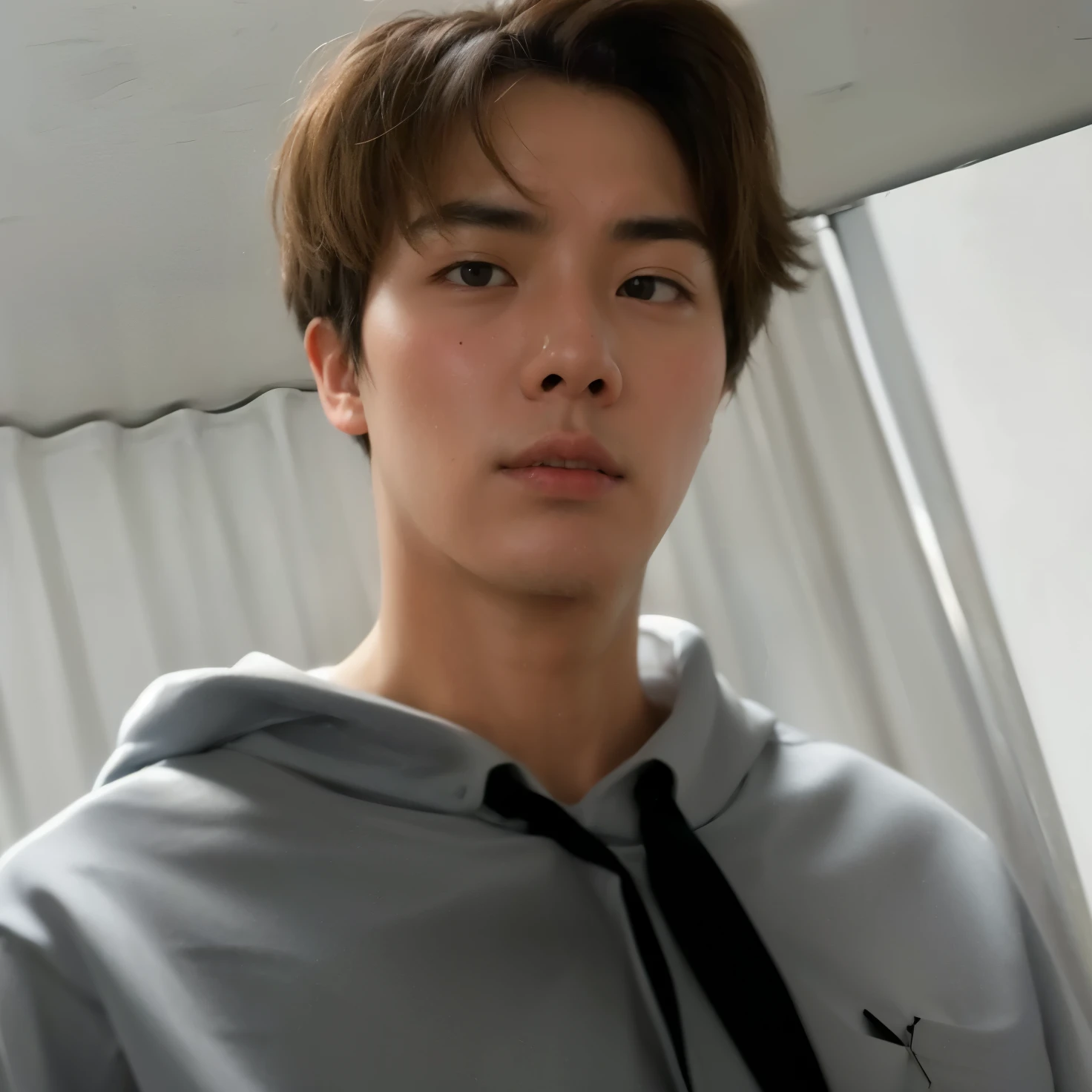 There's a man with a tie in front of a white wall, seokjin Kim, seokjin, Hyung jin, Retrato de Kim Seokjin, seok, jin bts, foto de perfil headshot, bts, Sul Coreano Masculino, androgen, cara perfeita e menino