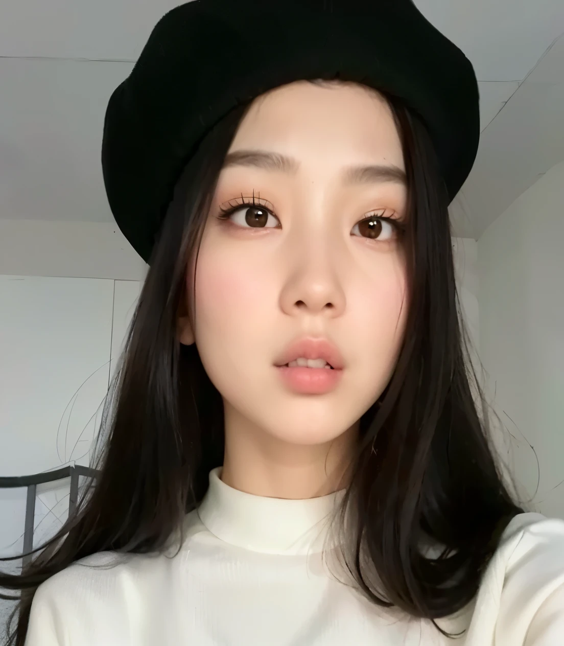 uma mulher com cabelos longos, wearing a black hat and white shirt, maquiagem coreana popular, maquiagem sul-coreana popular, com rosto redondo, Ulzzang, jennie blackpink, pale round face, wan adorable korean face, korean symmetrical face, young adorable korean face, small lips pointy nose, south east asian com rosto redondo, Xintong Chen, korean face features