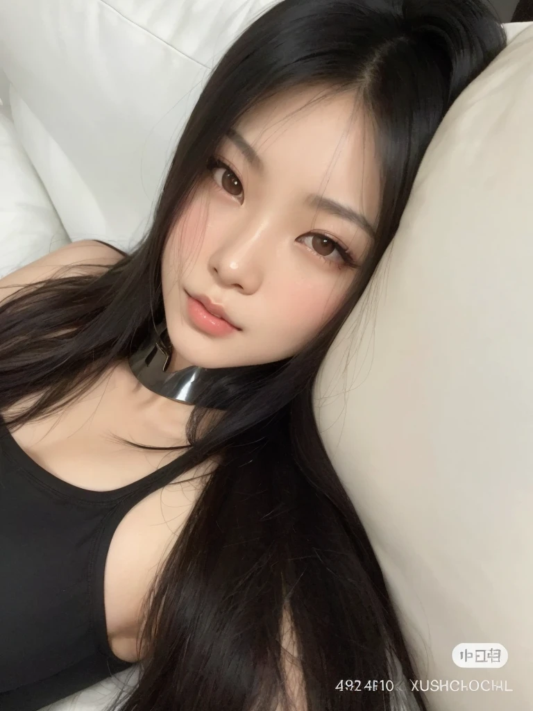 Arafed asian woman with long black hair lying on a sofa, com cabelos longos e olhos penetrantes, sexy look at the camera, com olhos verdes, Tifa Lockhart, usando gargantilha preta, Cara Sexy, gorgeous chinese model, Cara Sexy with full makeup, sexy gaze, beautiful Asian girl, tifa lockheart, Asian girl, young cute wan asian face