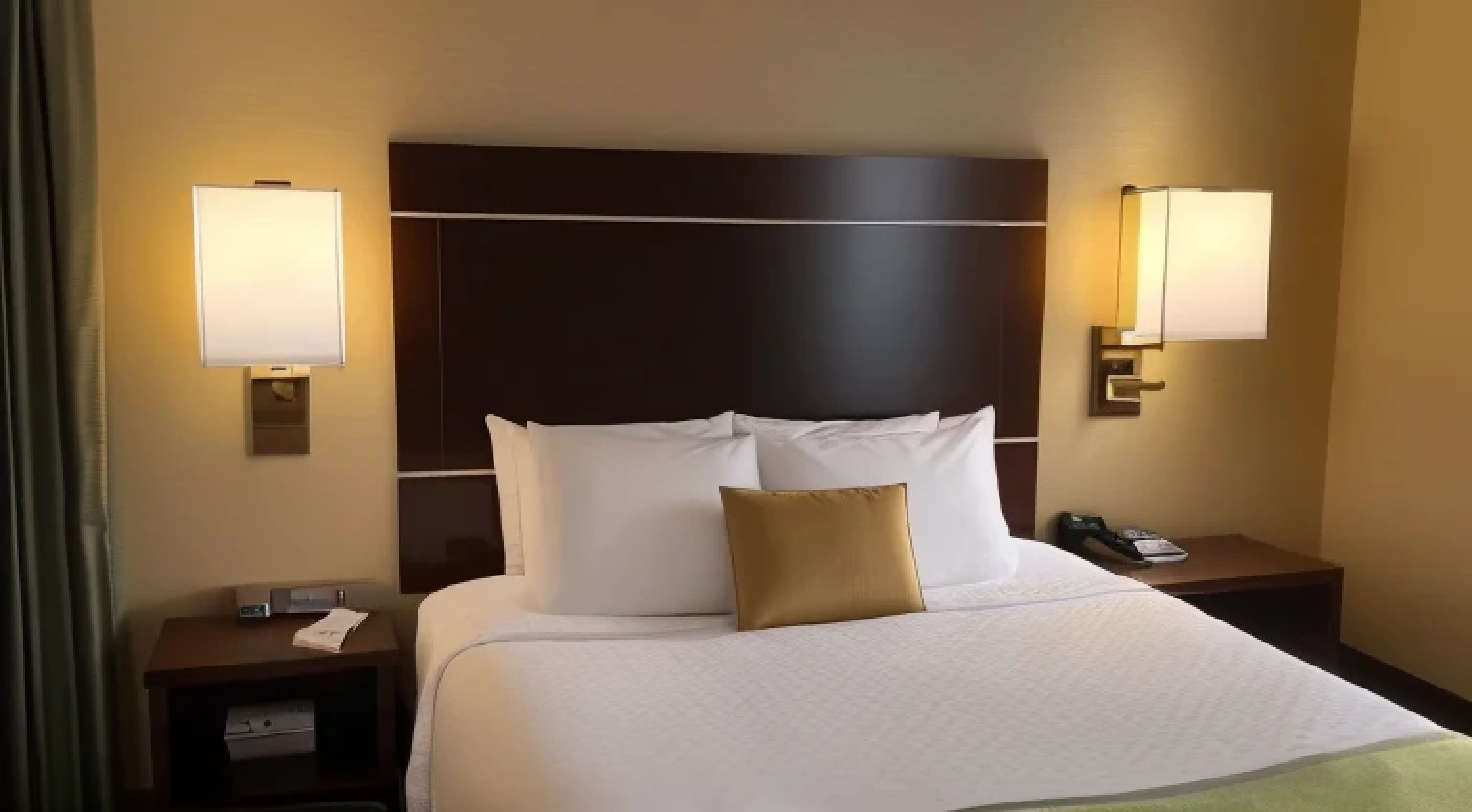 ((a bedルーム、a bed、walls、Hotel、Suite Room、1Photo))、((top-quality、in 8K、masterpiece:1.3))、(4K、RAW Photography、top-quality)、
