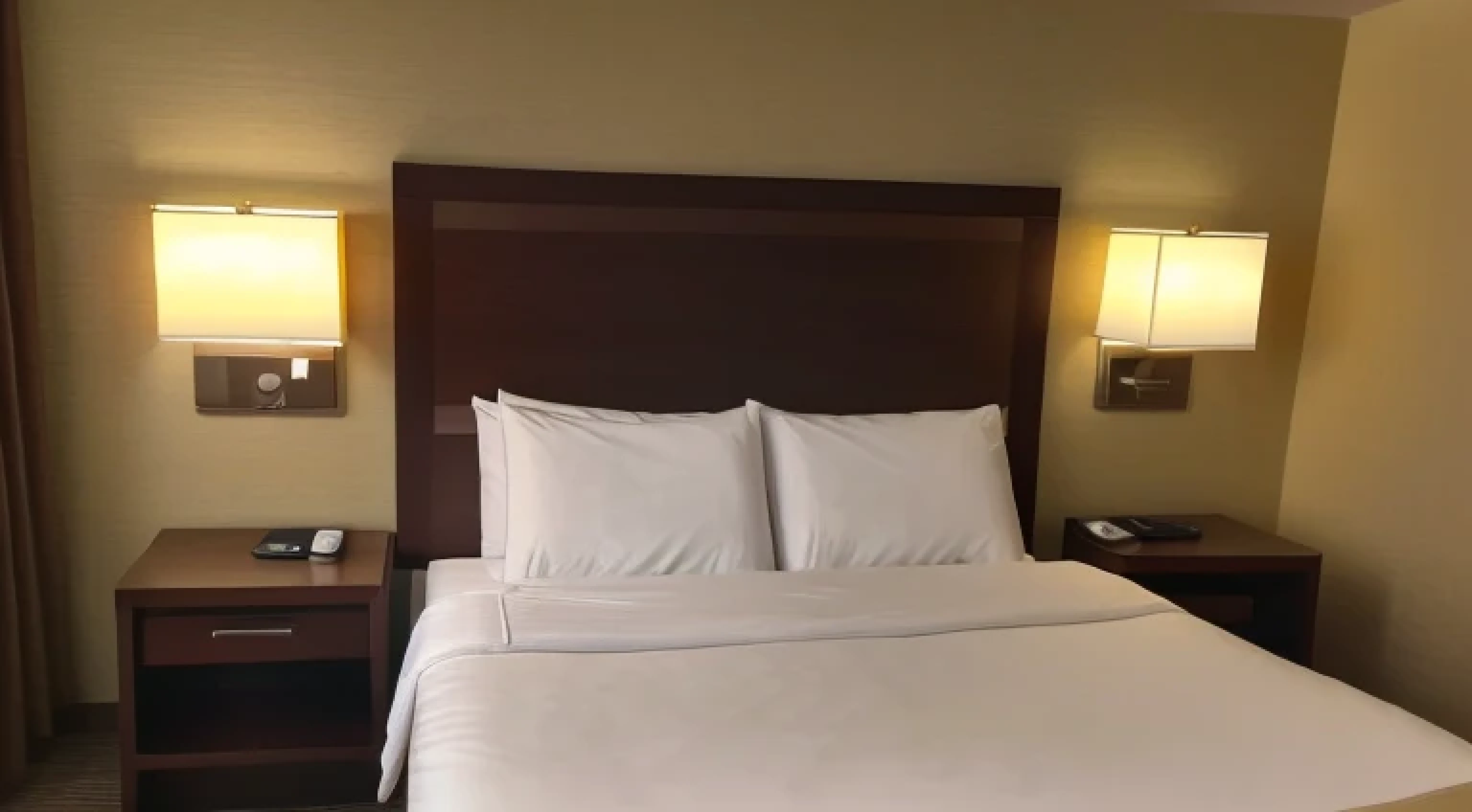 ((a bedルーム、a bed、walls、Hotel、Suite Room、1Photo))、((top-quality、in 8K、masterpiece:1.3))、(4K、RAW Photography、top-quality)、