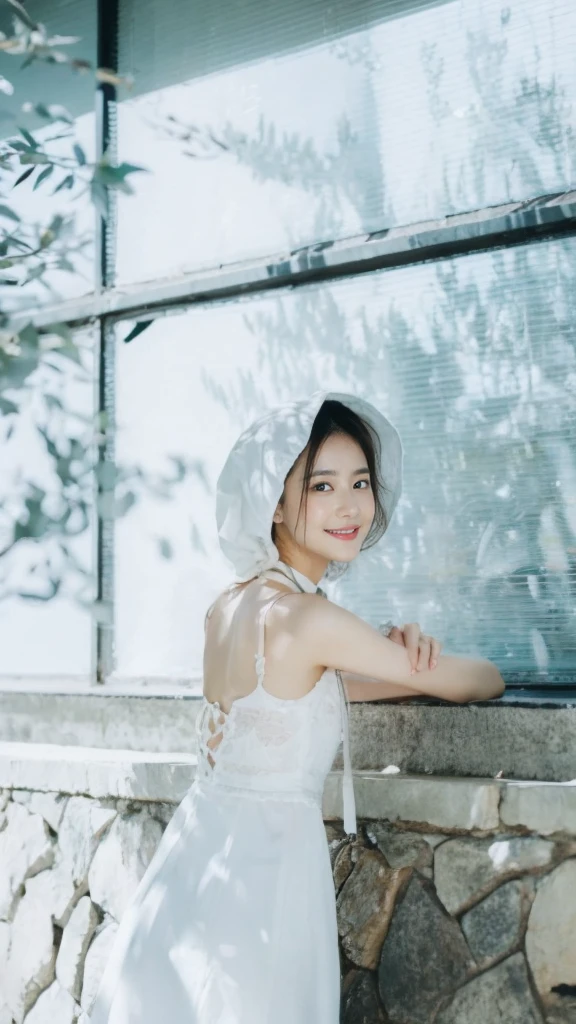 (On a table, Best quality, realistically, ultra - detailed, meticuloso, A high resolution, 8k wallpaper), Close-up portrait of a beautiful woman, Chariada, Smiling, light brown messy hair, Perfect dynamic composition, 美丽meticuloso的眼睛, Just like the cover of a fashion magazine, On campus