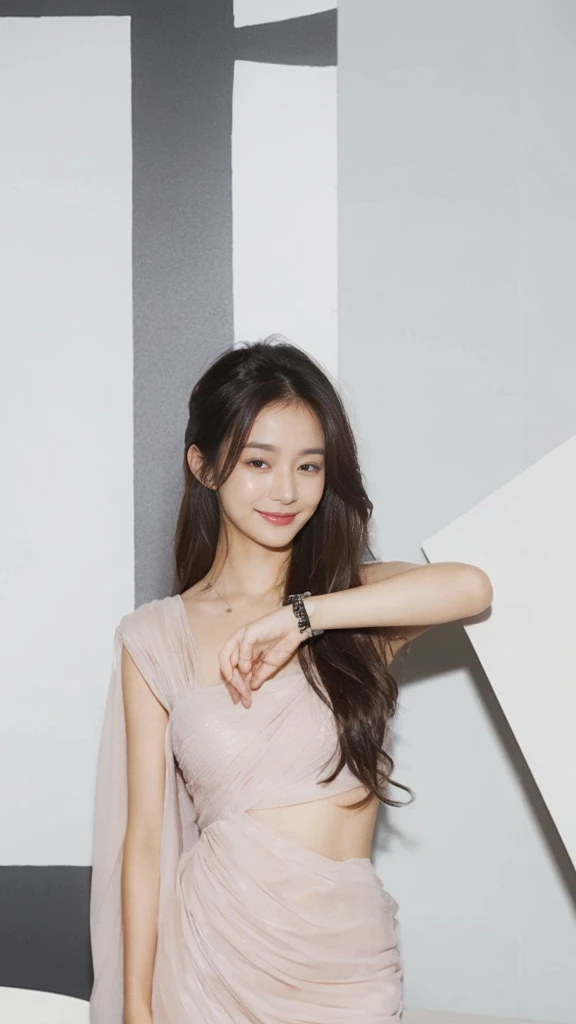 (On a table, Best quality, realistically, ultra - detailed, meticuloso, A high resolution, 8k wallpaper), Close-up portrait of a beautiful woman, Chariada, Smiling, light brown messy hair, Perfect dynamic composition, 美丽meticuloso的眼睛, Just like the cover of a fashion magazine, On campus