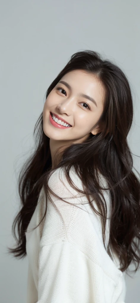 (On a table, Best quality, realistically, ultra - detailed, meticuloso, A high resolution, 8k wallpaper), Close-up portrait of a beautiful woman, Chariada, Smiling, light brown messy hair, Perfect dynamic composition, 美丽meticuloso的眼睛, Just like the cover of a fashion magazine, On campus