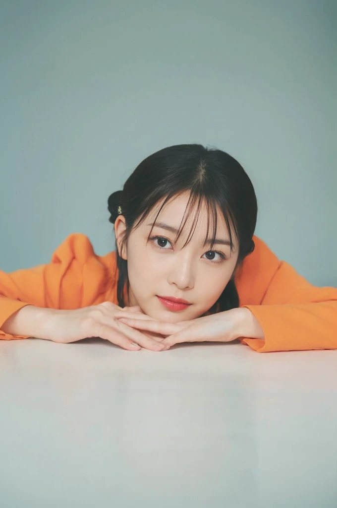 (On a table, Best quality, realistically, ultra - detailed, meticuloso, A high resolution, 8k wallpaper), Close-up portrait of a beautiful woman, Chariada, Smiling, light brown messy hair, Perfect dynamic composition, 美丽meticuloso的眼睛, Just like the cover of a fashion magazine, On campus