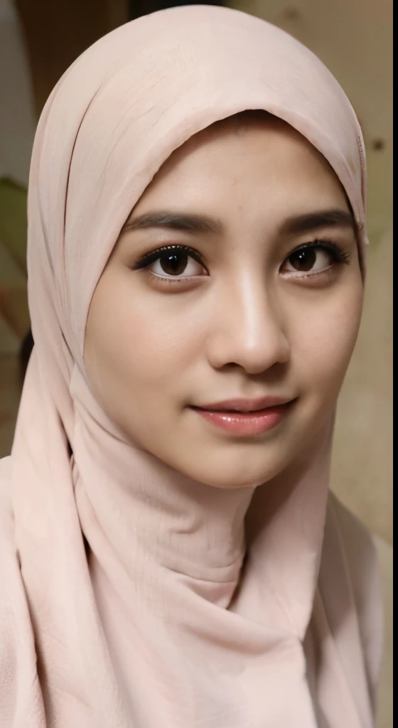 Satu wajah wanita berhijab, hijab warna pink, muka tersenyum manis, lidah menjulur keluar, wajah dan hijab basah, background kantor dengan meja-meja komputer.
