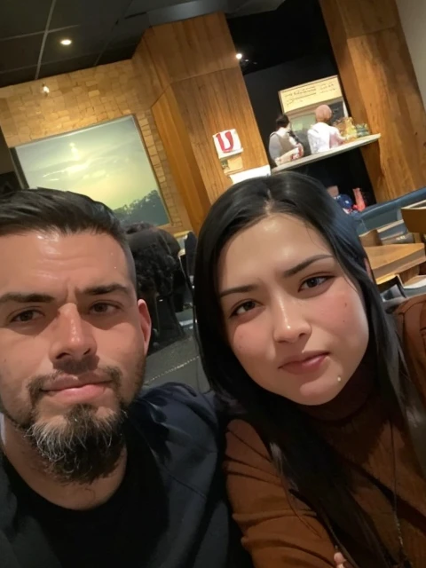 Hay un hombre y una mujer sentados en una mesa en un restaurante., imagem de Muy baja calidad, foto de perfil, Foto de vacaciones, taken in the early 2020s, Foto selfie 8k, Muy baja calidad, Pareja encantadora, 👅 👅, Muy baja calidad, Foto de perfil, Foto de baja calidad, imagen de la vida real, Post 4k, Puesto 4K