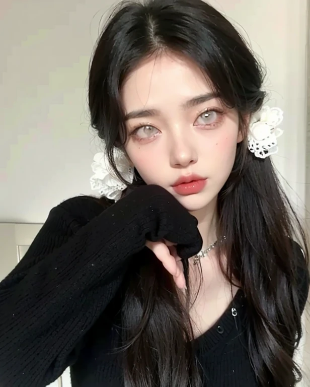un primer plano de una mujer con cabello largo y negro, con lazo rosado en su cabello, con guantes, ulzzang, pale milky white porcelain skin, cruel korean goth girl, pale porcelain white skin, Beautiful aesthetic face, pale round face, 19 year old girl, Joven y adorable rostro coreano, her face looks like an orchid, labios gruesos, ojos adorables y sexy, nariz puntiaguda, Cara delicada y encantadora, Cara suave y redonda