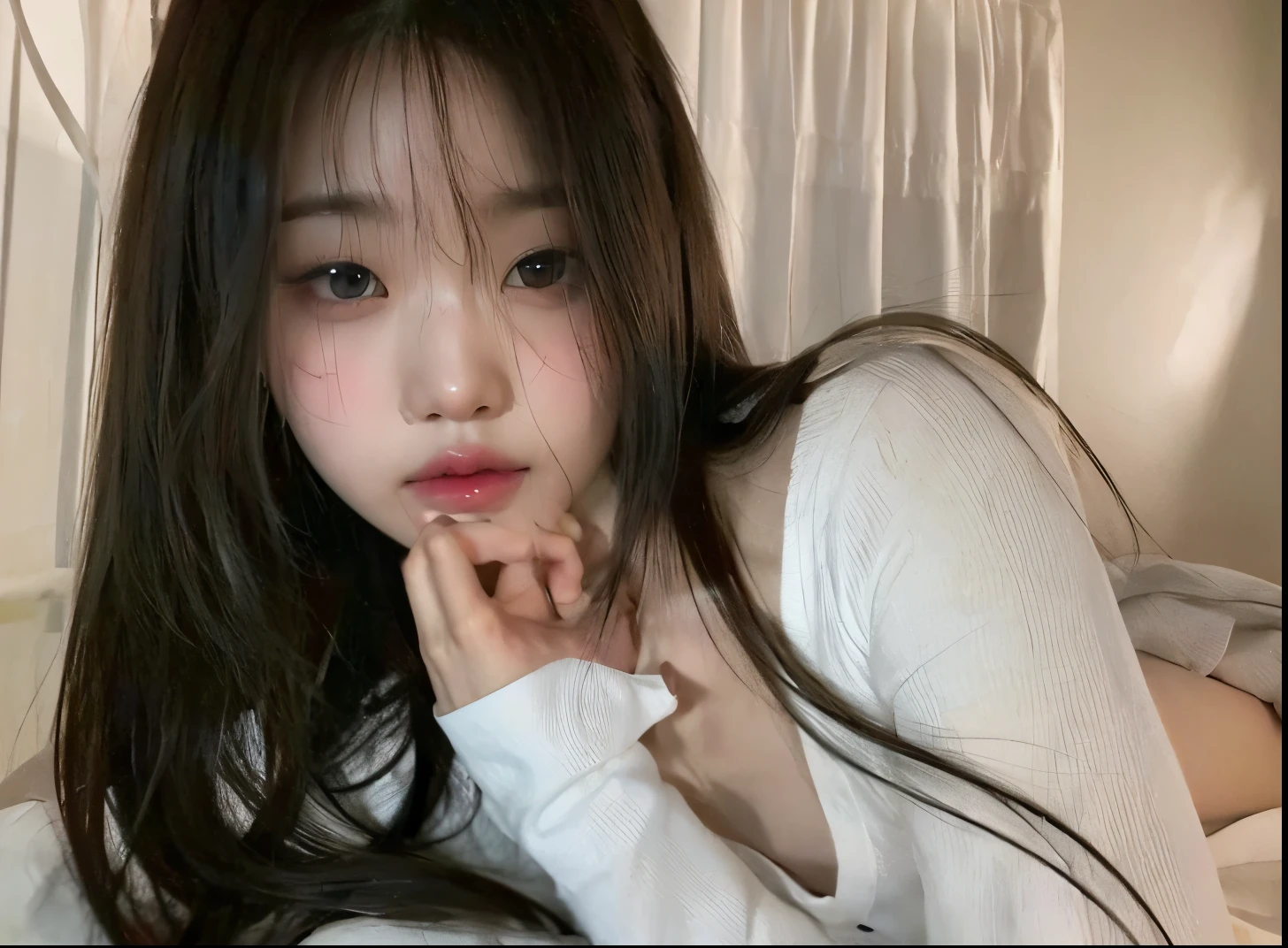 There's a woman lying on a bed with her hand on her chin, menina coreana, Mulher sul-coreana bonita, Ulzzang, young cute wan asian face, Asian girl, Beautiful Asian girl, wan adorable korean face, linda mulher coreana jovem, young adorable korean face, mulher coreana jovem bonita, menina bonito-fino-cara, young asian girl, Jennie Blackpink