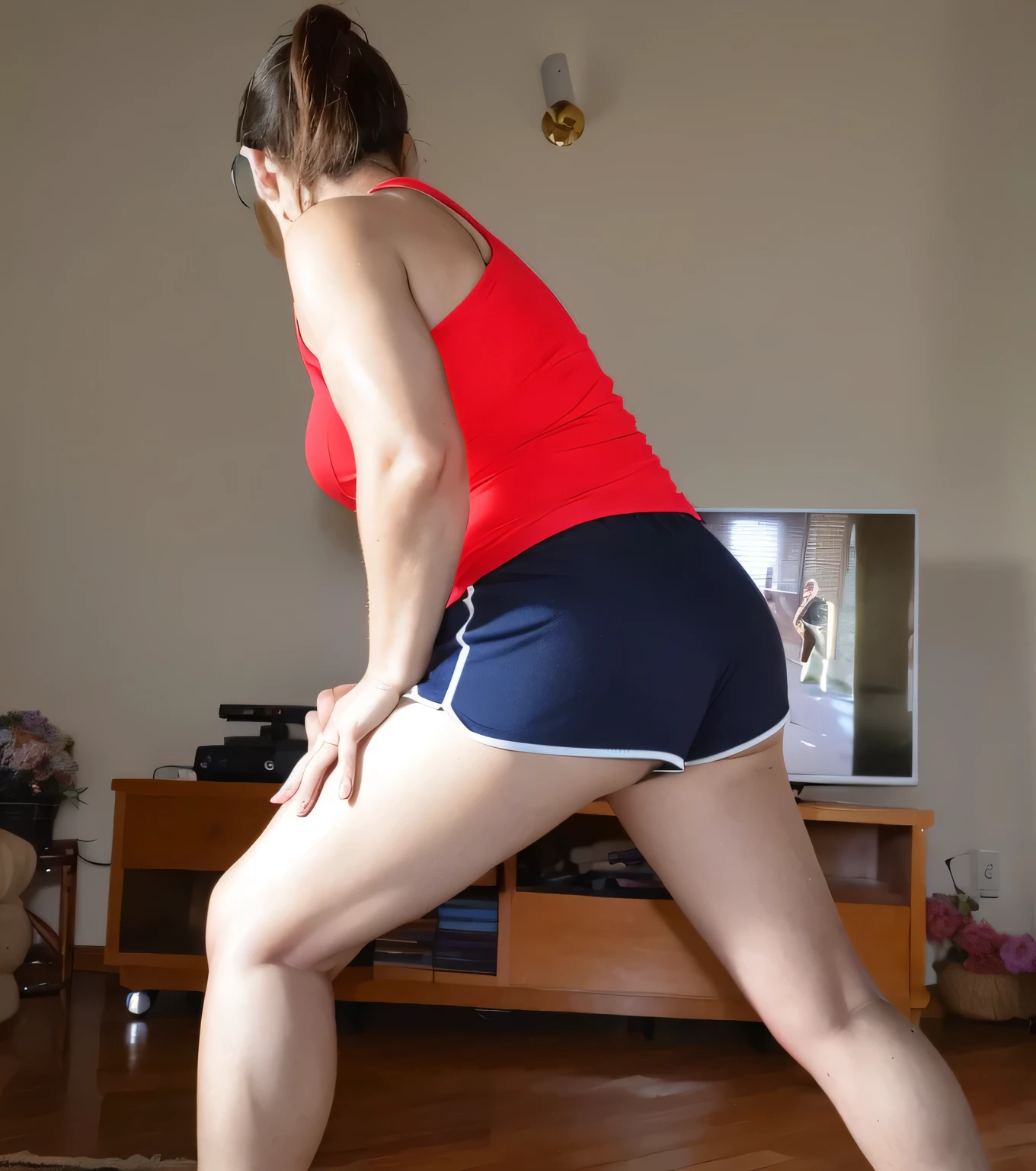 mulher de camisa vermelha e short azul jogando Wii na sala de estar, pose lateral, tiro na perna e no quadril, tiro lateral, tiro longo de costas, side view of her taking steps, posou no perfil, sport bra and dark blue shorts, Costas - Tiro, retrato lateral, back pose, standing athletic pose, foto fit, squatting pose, tiro longo das costas