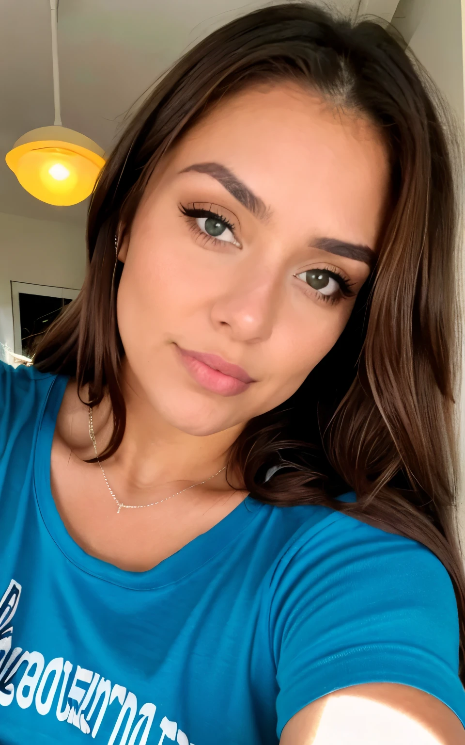 Mujer hermosa, Brown-haired, rostro perfilado, grandes senos, morena hermosa, ojos verdes claros, camiseta azul con escote no muy abierto, mirada seductora, imagen nitida, foto tipo selfie