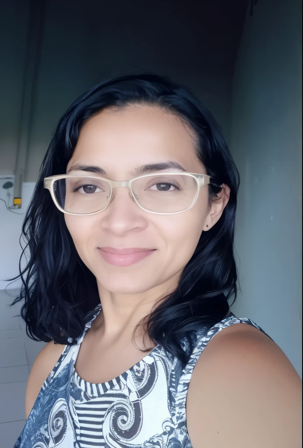 There's a woman with glasses standing in a room, Mulher de 30 anos de Cuba, Directed by: Nandor Soldier, 3 0 anos de idade mulher, Mulher de 30 anos, cerca de 3 5 anos, 38 anos, imagem de perfil, 3 2 anos, 3 6 anos, 3 5 year brazilian mother, 2 9 anos