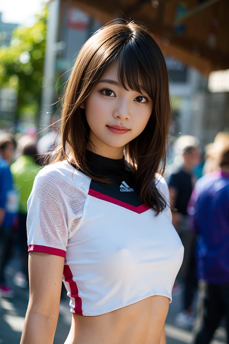 (8K、Raw photography、top-quality、​masterpiece:1.2)、(realisitic、Photorealsitic:1.37)、ultra-detailliert、超A high resolution、1人、see the beholder、beautifull detailed face、A smile、Constriction、(Slim waist) :1.3)、shirt beautiful skin、Skin Texture、Floating hair、Professional Lighting、The upper part of the body、Whole human body、Longhaire、a blond、Women's Marathon Uniforms、athletic field