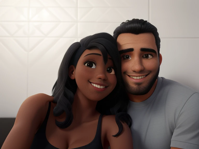 Casal sorrindo, mulher negra, cabelos compridos, homem branco,