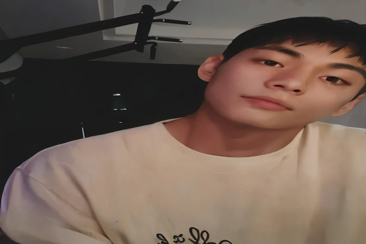 there is a man that is sitting down with a cell phone, Kim taehyung, taehyung Kim, Hyung Tae, Kim taehyung do grupo BTS, Bonito Kim taehyung, Inspirado em Thv, Taehyung Kim, Kim taehyung adorable korean face, inspirado em Kim taehyung, Kim taehyung, inspirado por Kim taehyung do grupo BTS