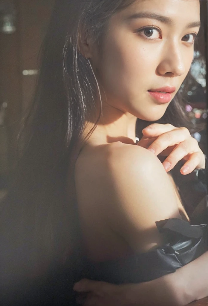 (On a table, Best quality, realistically, ultra - detailed, meticuloso, A high resolution, 8k wallpaper), Close-up portrait of a beautiful woman, Chariada, Smiling, light brown messy hair, Perfect dynamic composition, 美丽meticuloso的眼睛, Just like the cover of a fashion magazine, On campus