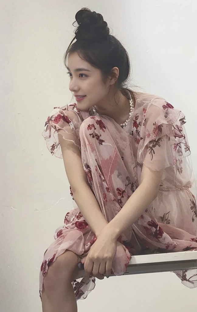 (On a table, Best quality, realistically, ultra - detailed, meticuloso, A high resolution, 8k wallpaper), Close-up portrait of a beautiful woman, Chariada, Smiling, light brown messy hair, Perfect dynamic composition, 美丽meticuloso的眼睛, Just like the cover of a fashion magazine, On campus